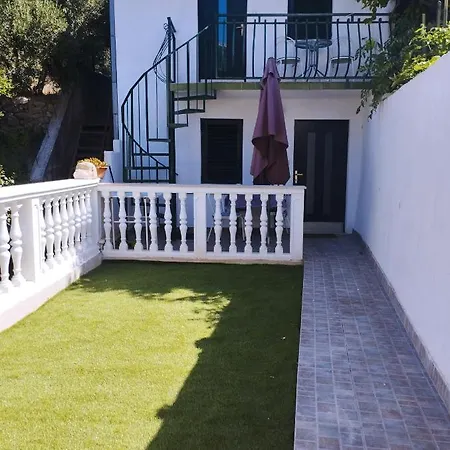 Small House Omis
